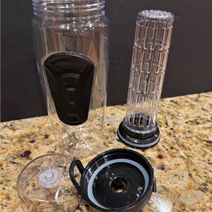 Infuser Water Bottle Clear 32 oz. with Black Lid. New never used.